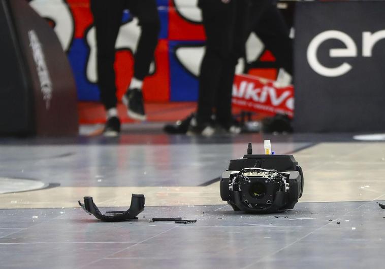 Baskonia Un Foco Del Buesa Arena Cae Sobre La Pista En Mitad De Un